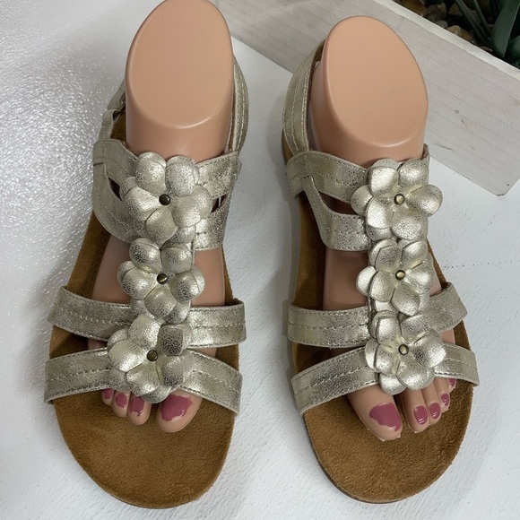 Natural Soul Silver Sandals with Floral Design - Picture 1 of 5